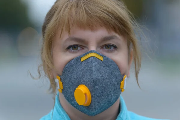 Woman wearing a real anti-pollution, anti-smog and viruses face — Stock Photo, Image