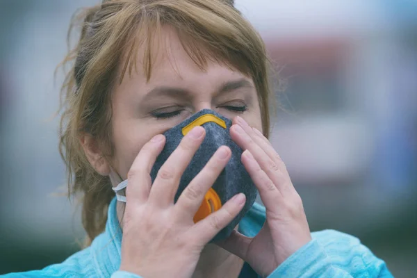 Femme portant un vrai visage anti-pollution, anti-smog et virus — Photo