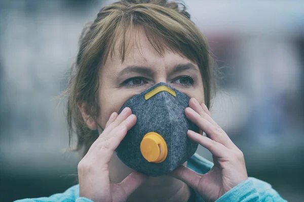 Woman wearing a real anti-pollution, anti-smog and viruses face — Stock Photo, Image