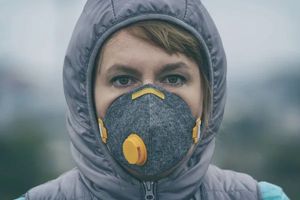Femme portant un vrai visage anti-pollution, anti-smog et virus — Photo