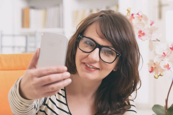 Gözlüklü Bir Kadın Evde Selfie Çekiyor — Stok fotoğraf