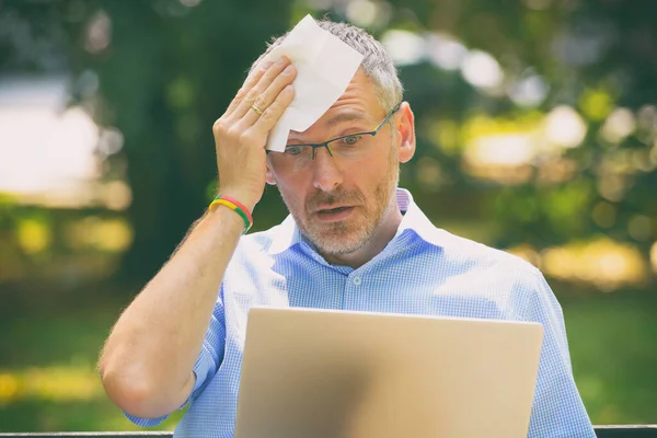 Man Suffers Heat While Working Laptop Park Wiping His Forehead — Stock Photo, Image
