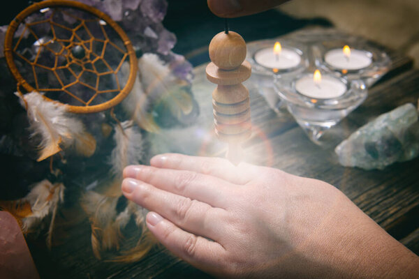 Palm reading, characterization and foretelling the future through the study of the palm with pendulum