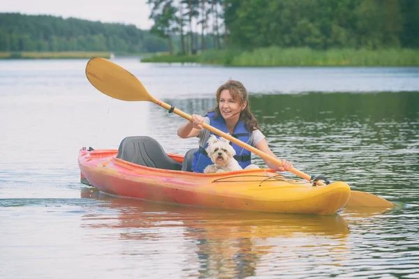 Beautiful Woman Kayaking Her Dog Lake — Stock Photo, Image