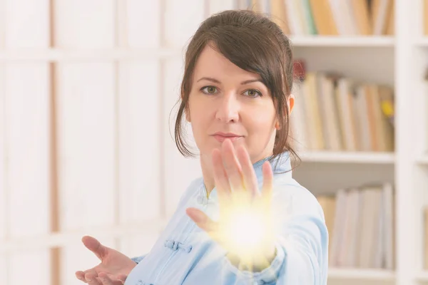 Hermosa Mujer Haciendo Ejercicio Gong Tai Chi Usando Ropa China — Foto de Stock