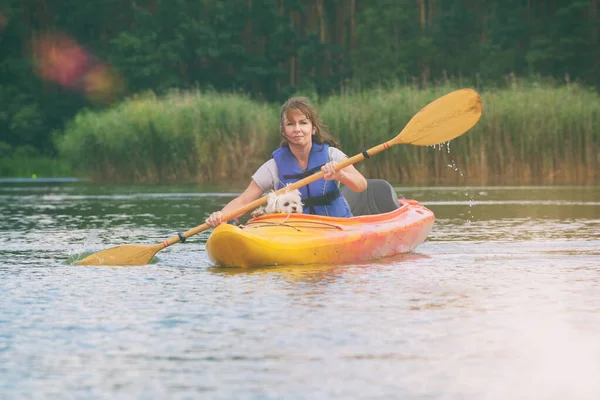 Hermosa Mujer Kayak Con Perro Través Del Lago —  Fotos de Stock