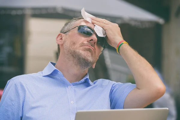 Mann Leidet Unter Hitze Während Draußen Mit Laptop Arbeitet Und — Stockfoto