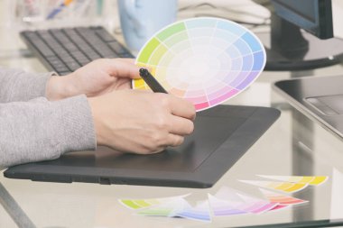 Ofiste grafik tableti kullanan tasarımcı