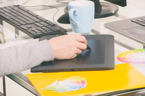 Designer Mit Grafik Tablet Büro — Stockfoto