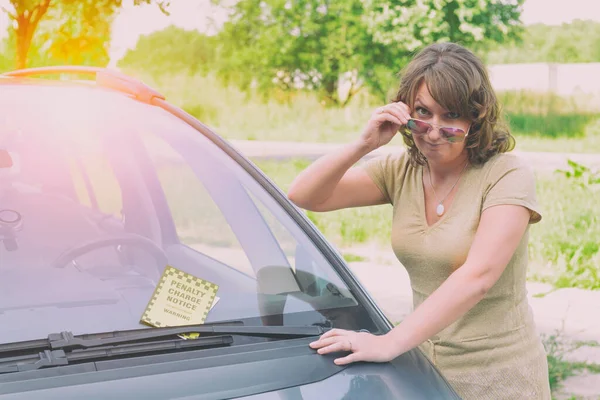 Nieszczęśliwa Kobieta Patrzy Mandat Złe Parkowanie — Zdjęcie stockowe