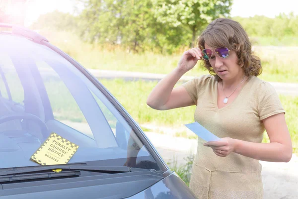 Mulher Infeliz Ler Multa Estacionamento — Fotografia de Stock