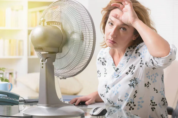 Mulher Sofre Calor Enquanto Trabalha Escritório Tenta Refrescar Pelo Ventilador — Fotografia de Stock