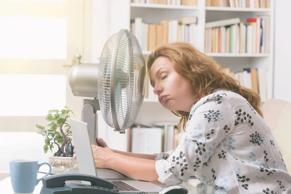 Mulher Sofre Calor Enquanto Trabalha Escritório Tenta Refrescar Pelo Ventilador — Fotografia de Stock