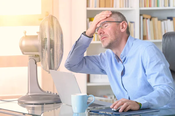 Ember Szenved Miközben Dolgozik Irodában Megpróbál Lehűlni Ventilátor — Stock Fotó