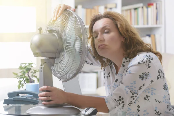 Mulher Sofre Calor Enquanto Trabalha Escritório Tenta Refrescar Pelo Ventilador — Fotografia de Stock