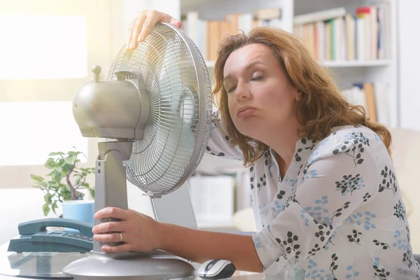 Mujer Sufre Calor Mientras Trabaja Oficina Trata Refrescarse Por Ventilador — Foto de Stock