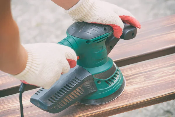 Hout Schuren Met Schuurmachine Buiten — Stockfoto