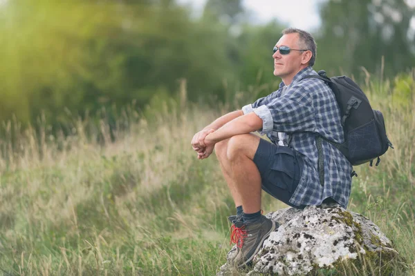 Túrázó Férfi Hátizsákkal Nézi Távolságot — Stock Fotó