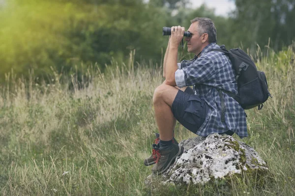 Primer Plano Hombre Mirando Través Prismáticos Aire Libre — Foto de Stock