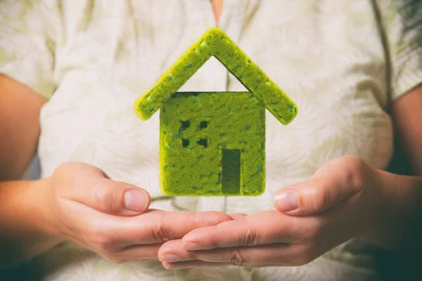 Una Casa Verde Flotando Sobre Las Manos Una Mujer Concepto —  Fotos de Stock