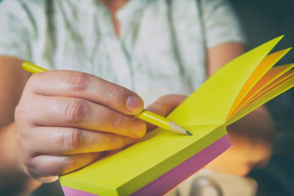 Mulher Tomando Notas Com Lápis Amarelo Fechar Bloco Notas — Fotografia de Stock