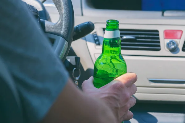 Mężczyzna Trzymający Zieloną Butelkę Piwa Ręku Podczas Jazdy Samochodem Nie — Zdjęcie stockowe