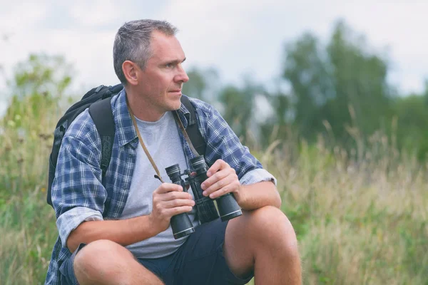 Man Backpacker Trail Holding Binoculars — Stock Photo, Image