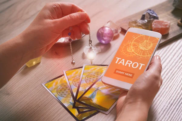 Tarot Kaarten Dowsing Tool Hand Smartphone Met Moderne Waarzeggerij Toepassing — Stockfoto