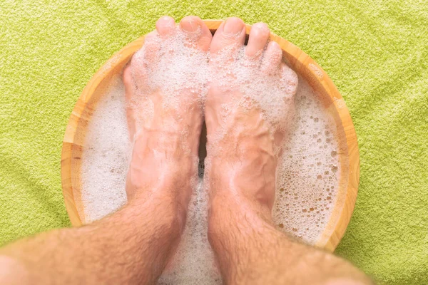 Piedi Maschili Una Ciotola Con Acqua Sapone Igiene Concetto Spa — Foto Stock