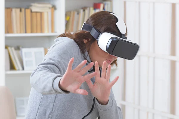 Mulher Usando Headset Realidade Virtual Casa — Fotografia de Stock