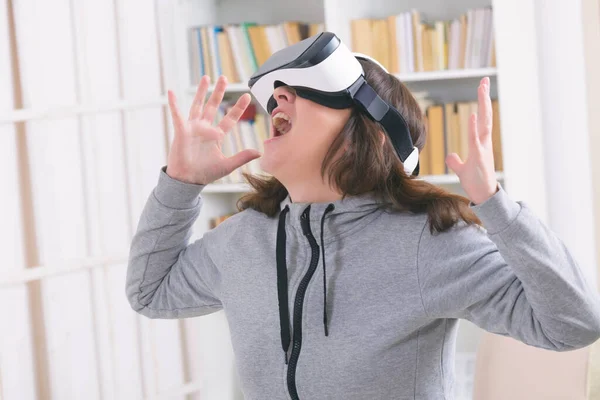 Mulher Usando Headset Realidade Virtual Casa — Fotografia de Stock