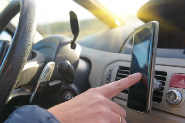 Araba kullanırken telefonu kullanan bir kadın. Tehlikeli sürüş davranışları konsepti