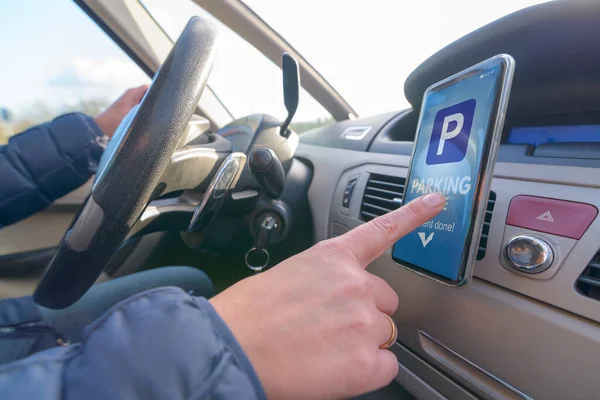 Kvinna Med Hjälp Smartphone App För Att Betala För Parkering — Stockfoto