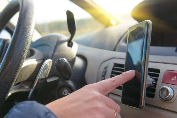 Woman Using Phone While Driving Car Risky Driving Behaviors Concept — Stock Photo, Image