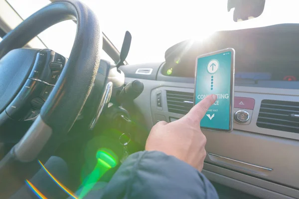 Conectando Telefone Inteligente Sistema Áudio Carro Usando Tecnologia Sem Fio — Fotografia de Stock