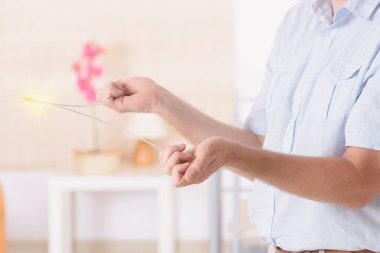 Yeraltı sularını ya da güvenli bölgeleri kontrol etmek için yeryüzü radyasyonunu bulmak için çubuk bölen bir adam var..