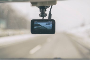 Aracın ön camından sürekli bir görüntü kaydetmek için gösterge paneli kullanmak