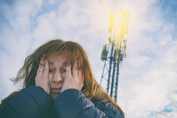 Vrouw Houdt Haar Hoofd Bij Bts Schadelijke Straling Van Cellulaire — Stockfoto