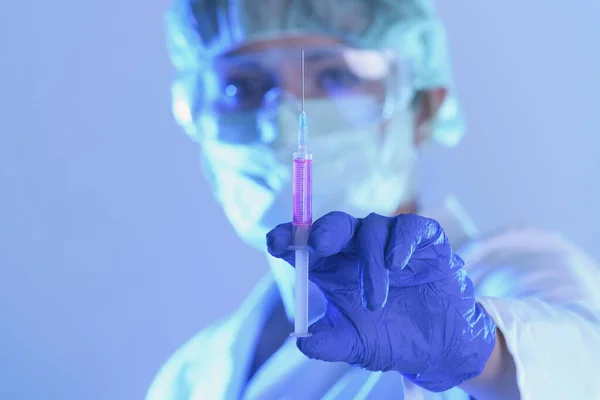 Cientista Trabalhando Laboratório Segurando Uma Seringa Com Novo Medicamento Antiviral — Fotografia de Stock