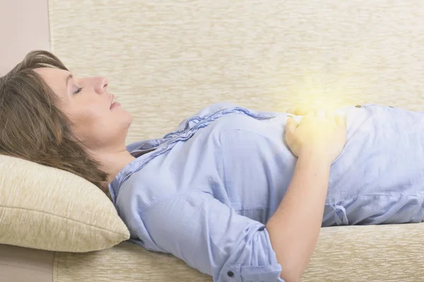 Frau Praktiziert Selbstreiki Das Energie Durch Handflächen Überträgt Eine Art — Stockfoto