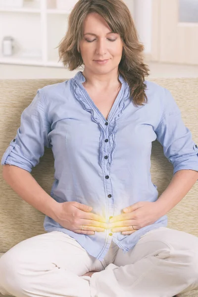 Mujer Practicando Auto Reiki Transfiriendo Energía Través Las Palmas Una — Foto de Stock