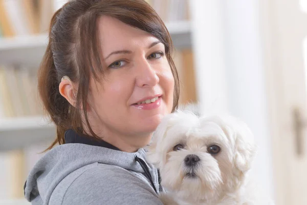 Jonge Lachende Vrouw Draagt Dove Hulp Houdt Haar Hondje Vast — Stockfoto