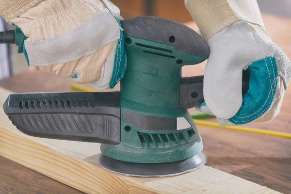 Man Schuren Van Een Hout Met Schuurmachine Een Werkplaats — Stockfoto