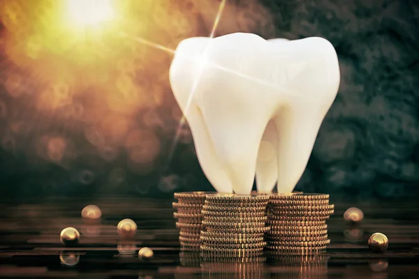 Большие Зубы Пачке Золотых Монет Концепция Дорогостоящей Стоматологии Стоматологического Страхования — стоковое фото
