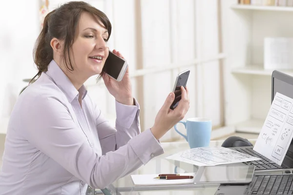 Ontwerper Werkt Aan Nieuwe Mobiele Toepassingen — Stockfoto