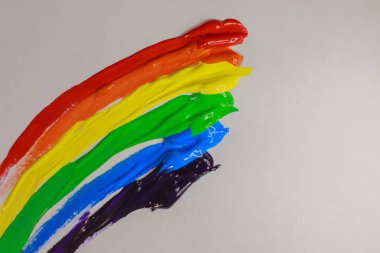 çok renkli boya beyaz zemin üzerinde bir satırda bulaşmış