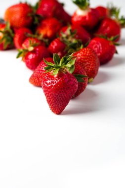 beyaz bir arka plan üzerinde dağınık çilek