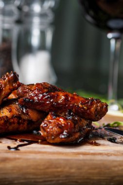 Hardal sosu, Kediotu, kiraz domates ve bir ahşap tahta üzerinde krema sos ile yangın pişmiş tavuk kanadı.