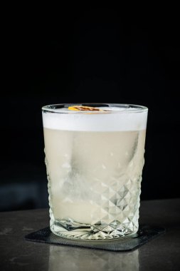 Barmen süt ve buz bir kokteyl yapar. Makro, siyah arka plan