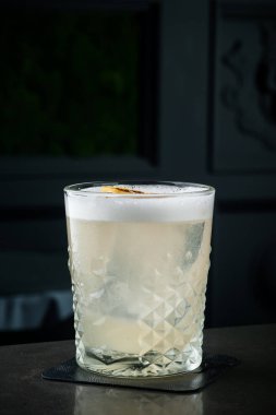 Barmen süt ve buz bir kokteyl yapar. Makro, siyah arka plan